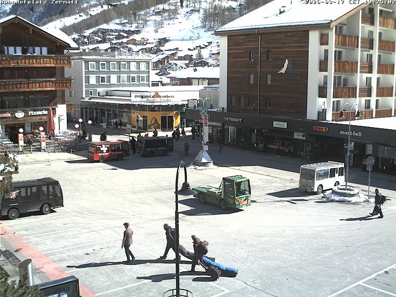 Archiv Foto Webcam Zermatt Bahnhofplatz