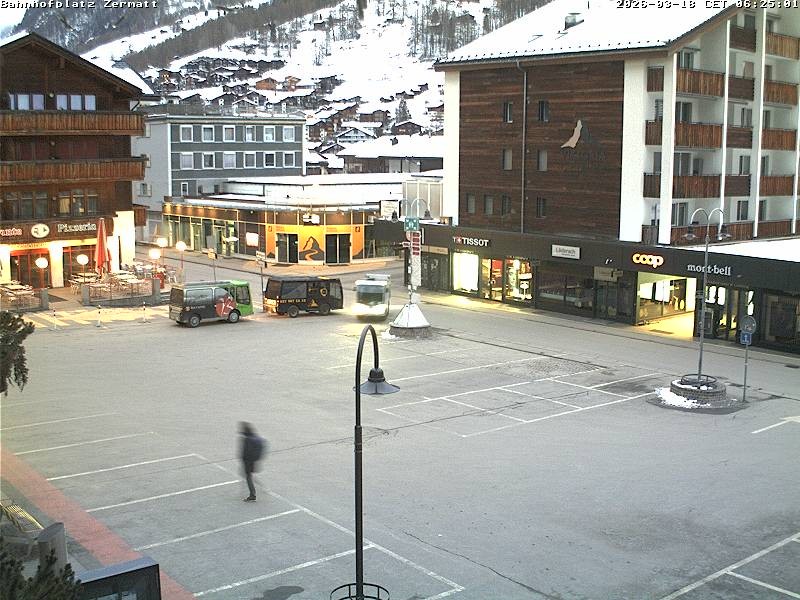 Archiv Foto Webcam Zermatt Bahnhofplatz