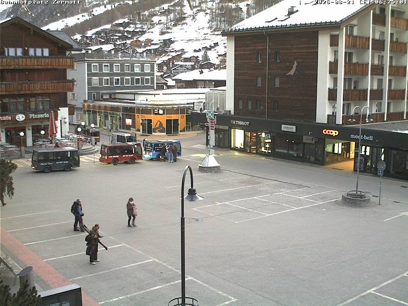 Archiv Foto Webcam Zermatt Bahnhofplatz