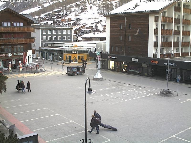 Archiv Foto Webcam Zermatt Bahnhofplatz
