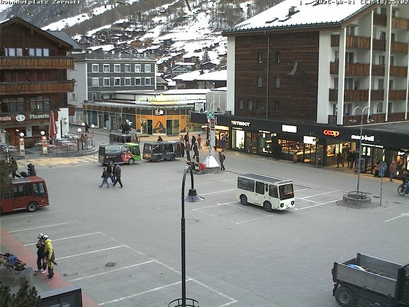 Archiv Foto Webcam Zermatt Bahnhofplatz
