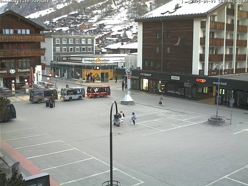 Archiv Foto Webcam Zermatt Bahnhofplatz