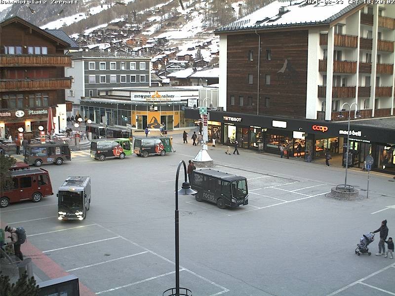Archiv Foto Webcam Zermatt Bahnhofplatz