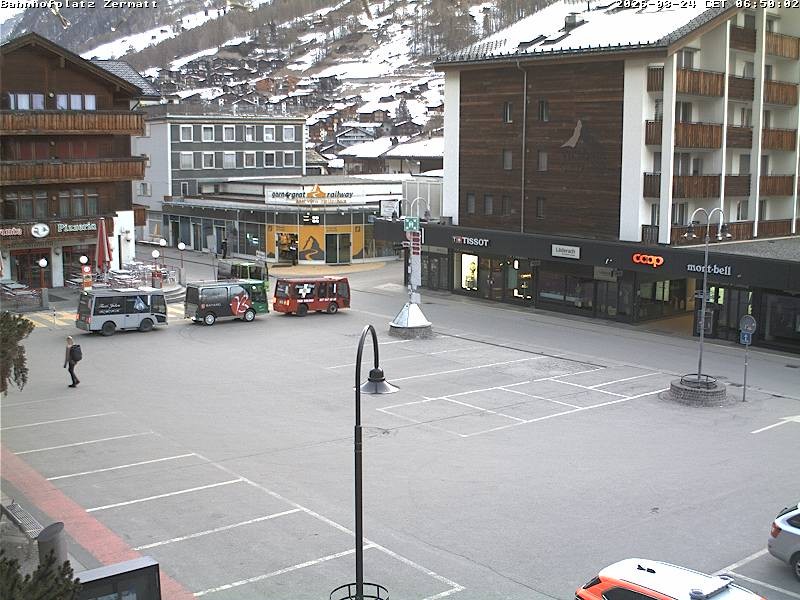 Archiv Foto Webcam Zermatt Bahnhofplatz