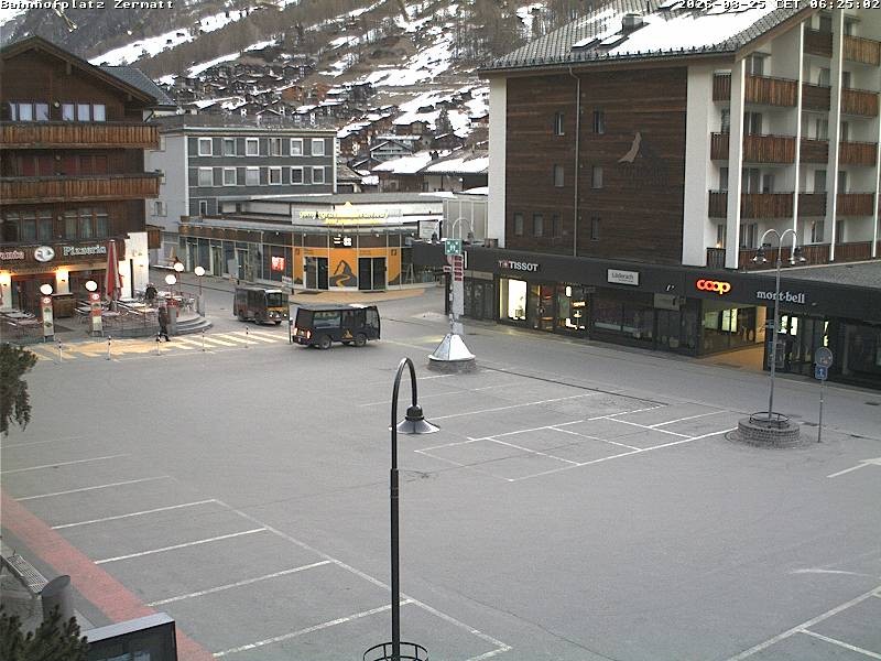 Archiv Foto Webcam Zermatt Bahnhofplatz