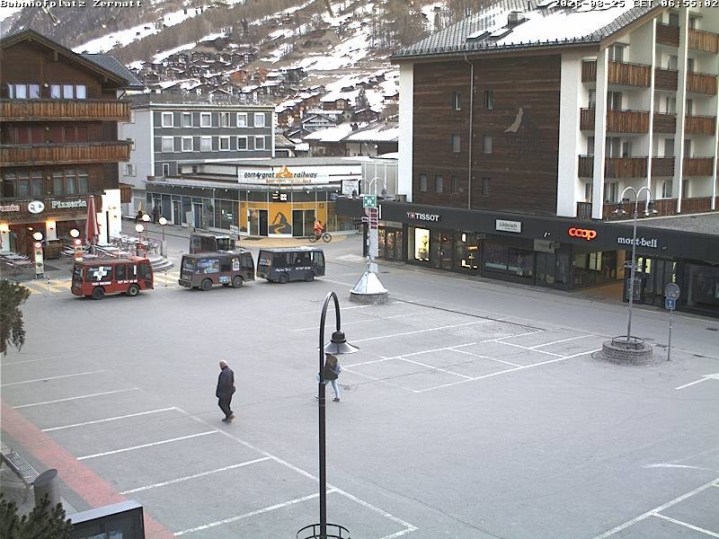 Archiv Foto Webcam Zermatt Bahnhofplatz