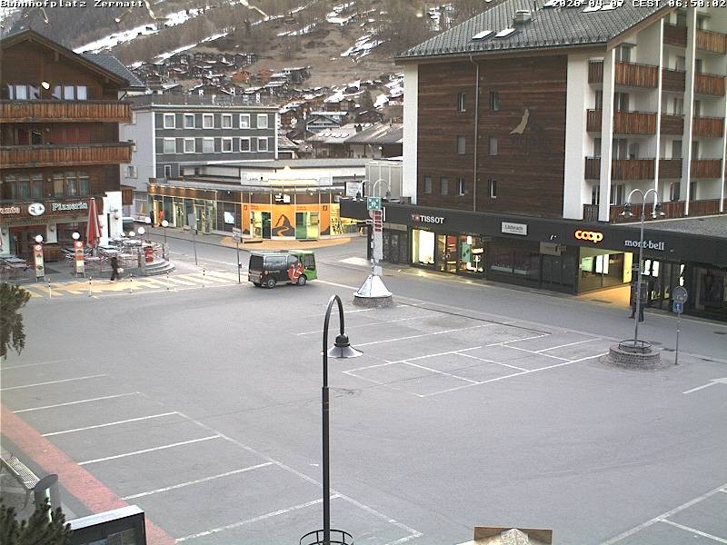 Archiv Foto Webcam Zermatt Bahnhofplatz