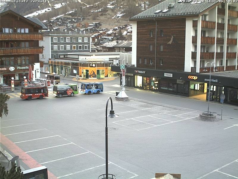 Archiv Foto Webcam Zermatt Bahnhofplatz