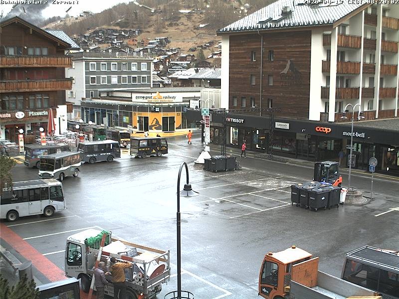 Archiv Foto Webcam Zermatt Bahnhofplatz