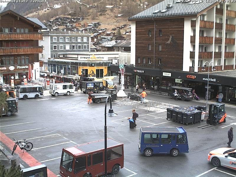 Archiv Foto Webcam Zermatt Bahnhofplatz