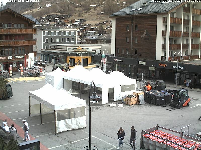 Archiv Foto Webcam Zermatt Bahnhofplatz