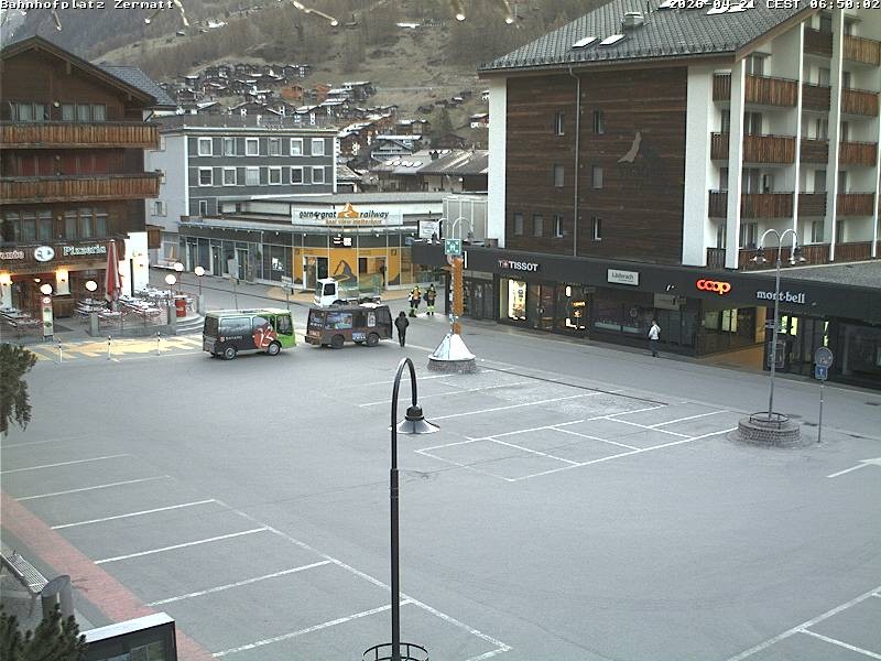 Archiv Foto Webcam Zermatt Bahnhofplatz