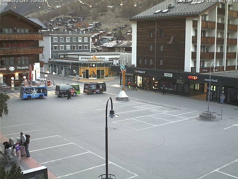 Archiv Foto Webcam Zermatt Bahnhofplatz