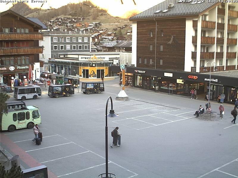 Archiv Foto Webcam Zermatt Bahnhofplatz