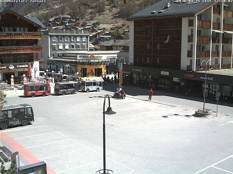 Archiv Foto Webcam Zermatt Bahnhofplatz