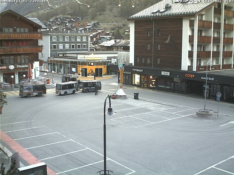Archiv Foto Webcam Zermatt Bahnhofplatz