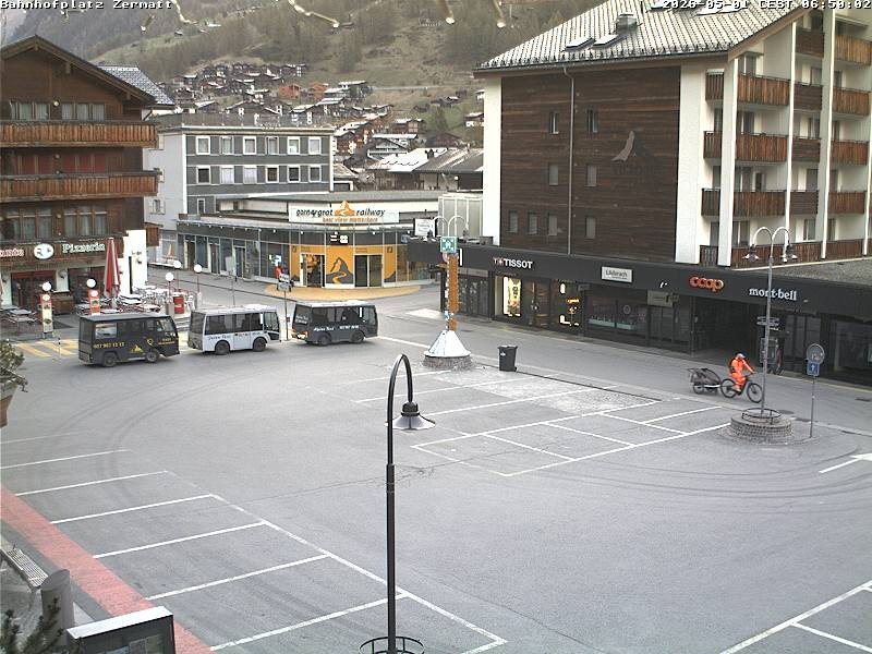 Archiv Foto Webcam Zermatt Bahnhofplatz