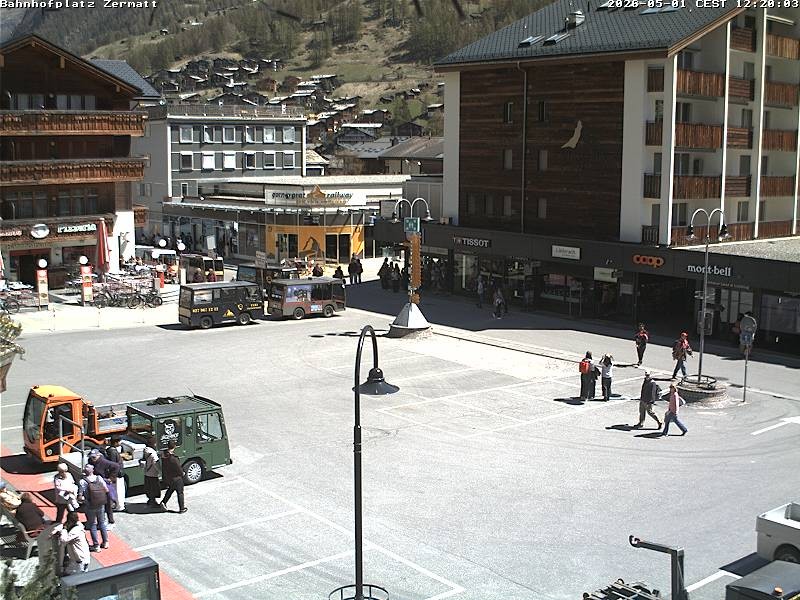 Archiv Foto Webcam Zermatt Bahnhofplatz