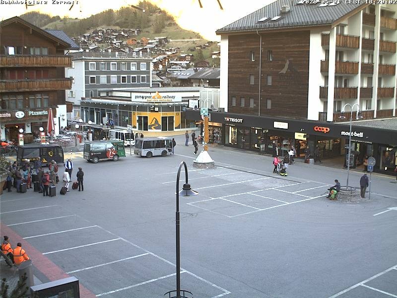 Archiv Foto Webcam Zermatt Bahnhofplatz