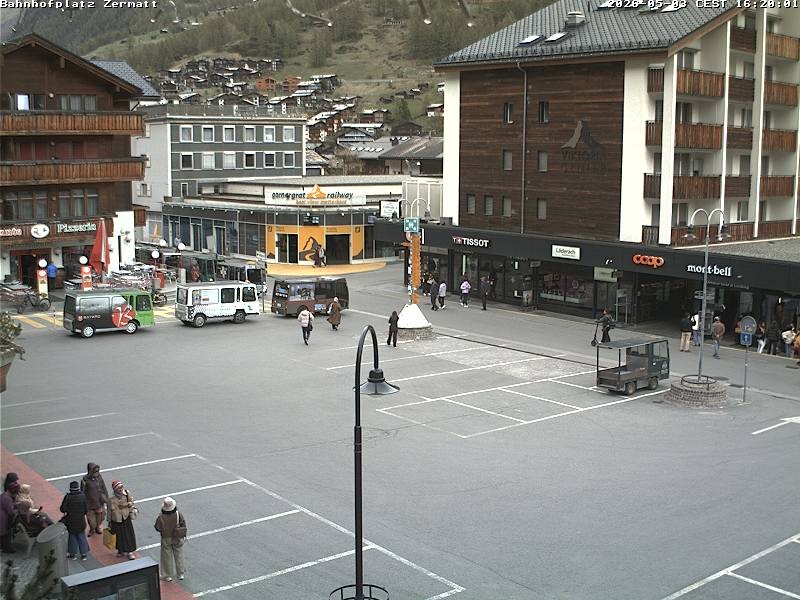 Archiv Foto Webcam Zermatt Bahnhofplatz