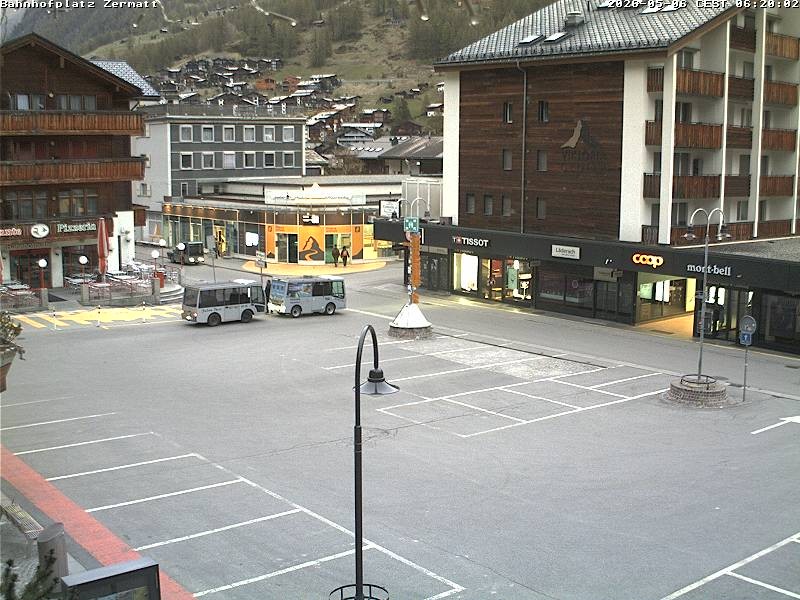 Archiv Foto Webcam Zermatt Bahnhofplatz