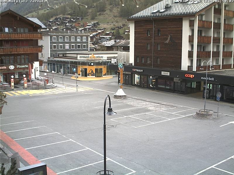 Archiv Foto Webcam Zermatt Bahnhofplatz