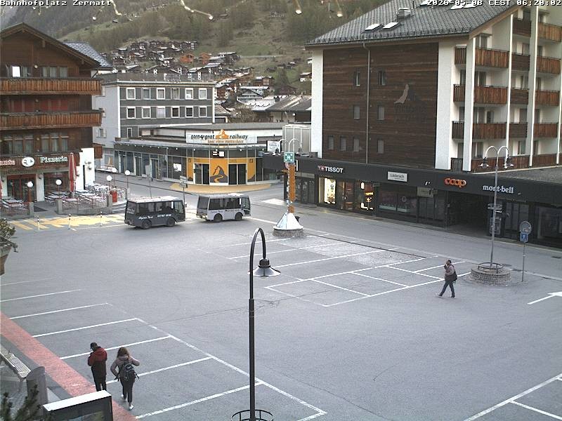 Archiv Foto Webcam Zermatt Bahnhofplatz