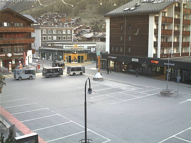 Archiv Foto Webcam Zermatt Bahnhofplatz