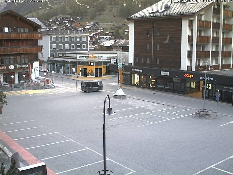 Archiv Foto Webcam Zermatt Bahnhofplatz