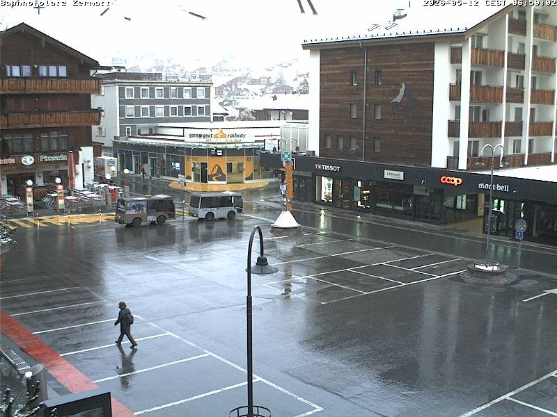 Archiv Foto Webcam Zermatt Bahnhofplatz