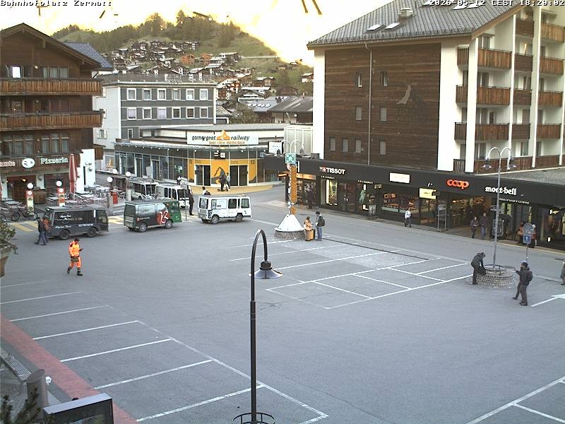 Archiv Foto Webcam Zermatt Bahnhofplatz