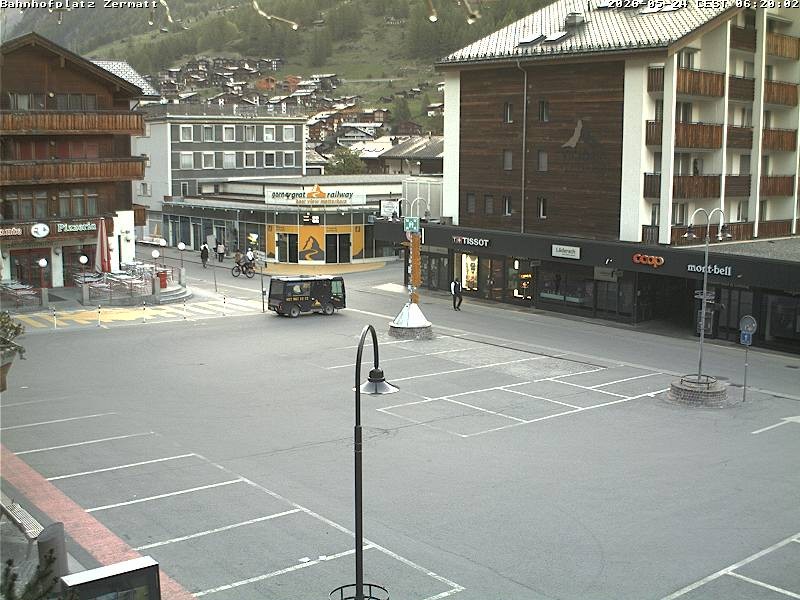 Archiv Foto Webcam Zermatt Bahnhofplatz