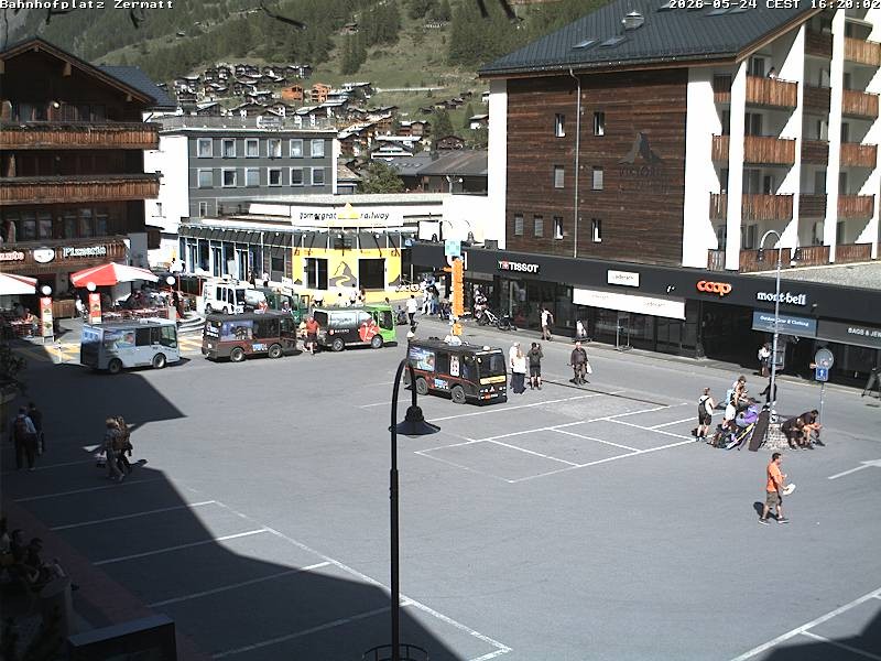 Archiv Foto Webcam Zermatt Bahnhofplatz