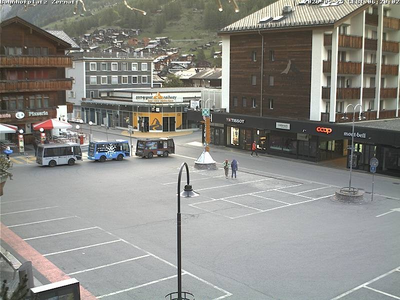 Archiv Foto Webcam Zermatt Bahnhofplatz