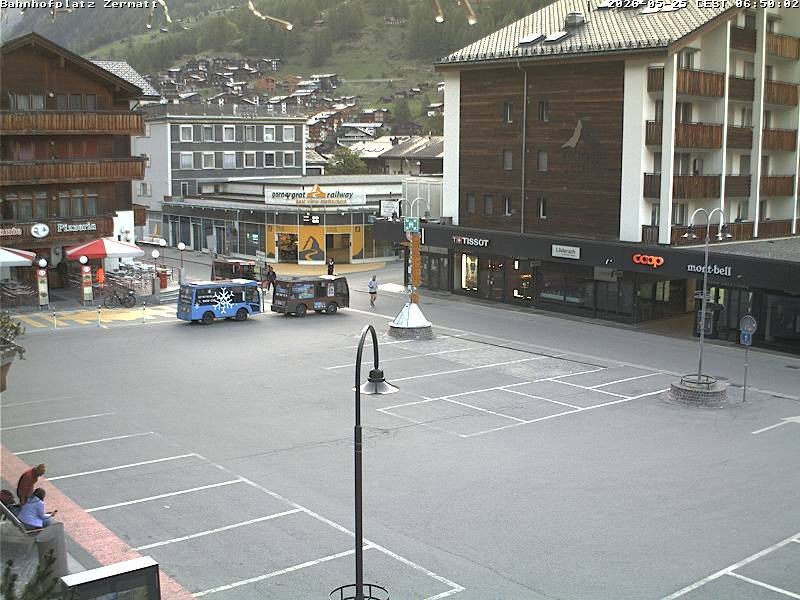 Archiv Foto Webcam Zermatt Bahnhofplatz