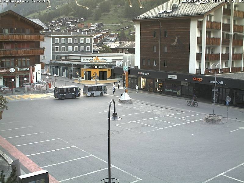 Archiv Foto Webcam Zermatt Bahnhofplatz