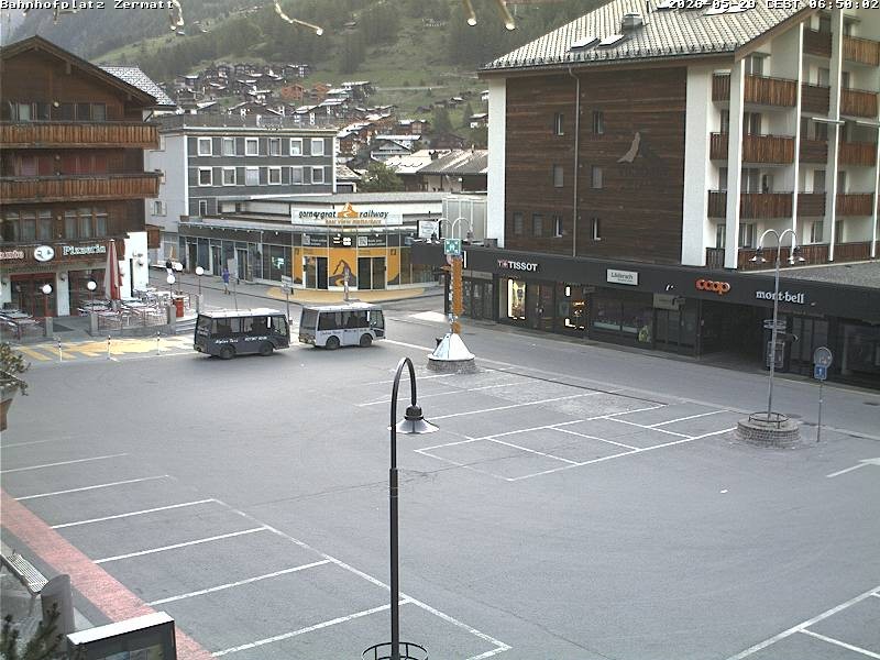 Archiv Foto Webcam Zermatt Bahnhofplatz