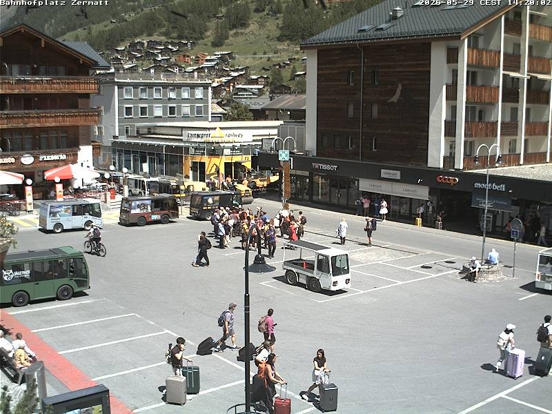 Archiv Foto Webcam Zermatt Bahnhofplatz