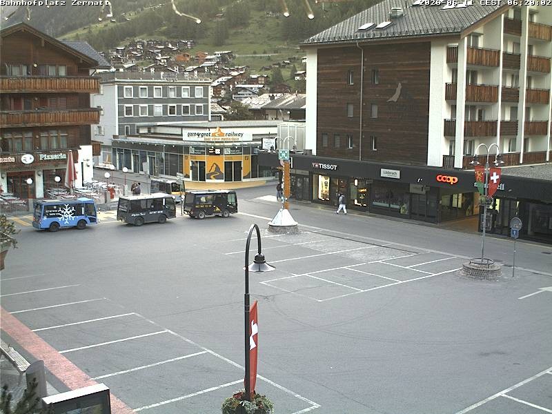 Archiv Foto Webcam Zermatt Bahnhofplatz