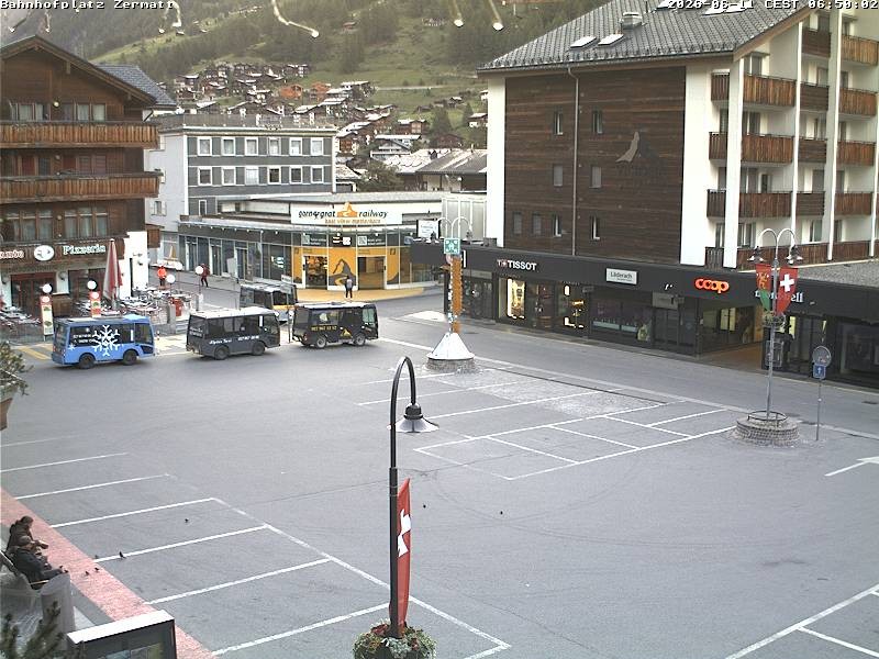 Archiv Foto Webcam Zermatt Bahnhofplatz