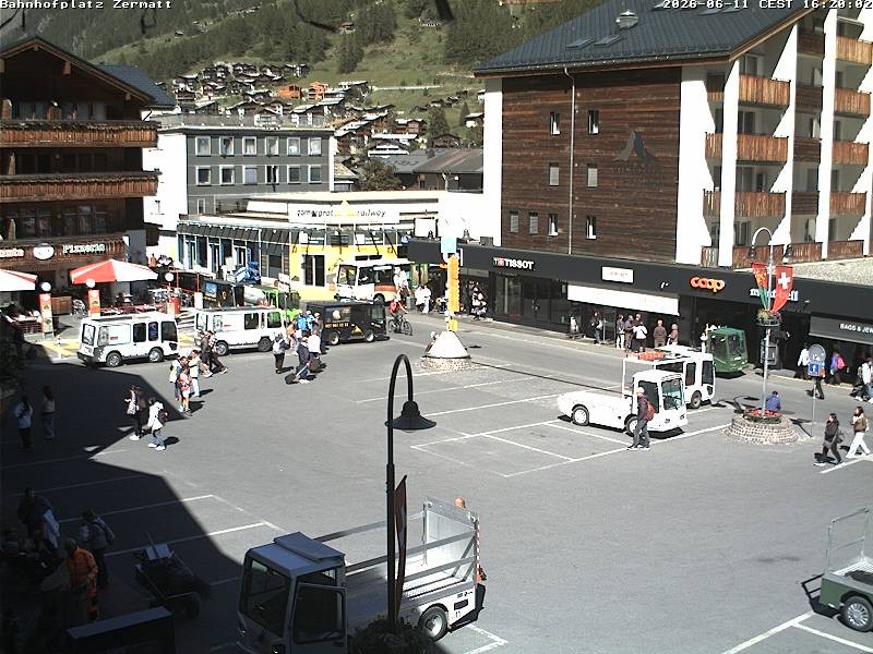 Archiv Foto Webcam Zermatt Bahnhofplatz