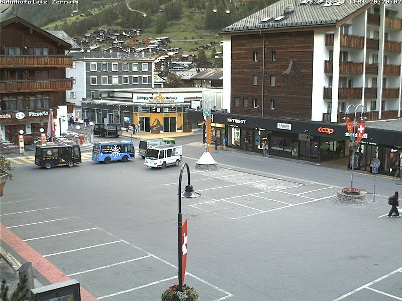 Archiv Foto Webcam Zermatt Bahnhofplatz
