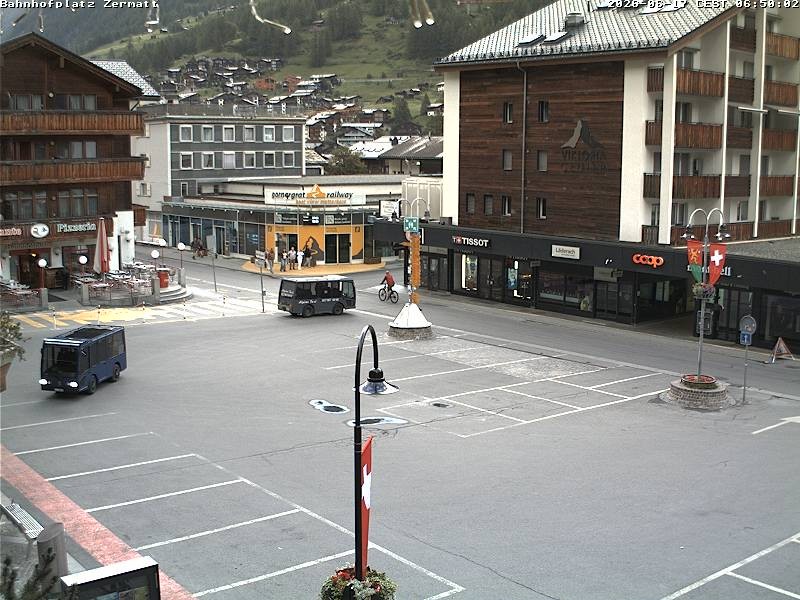 Archiv Foto Webcam Zermatt Bahnhofplatz
