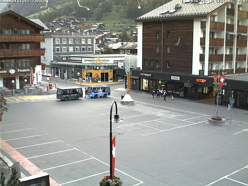 Archiv Foto Webcam Zermatt Bahnhofplatz
