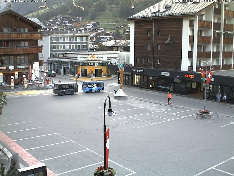 Archiv Foto Webcam Zermatt Bahnhofplatz