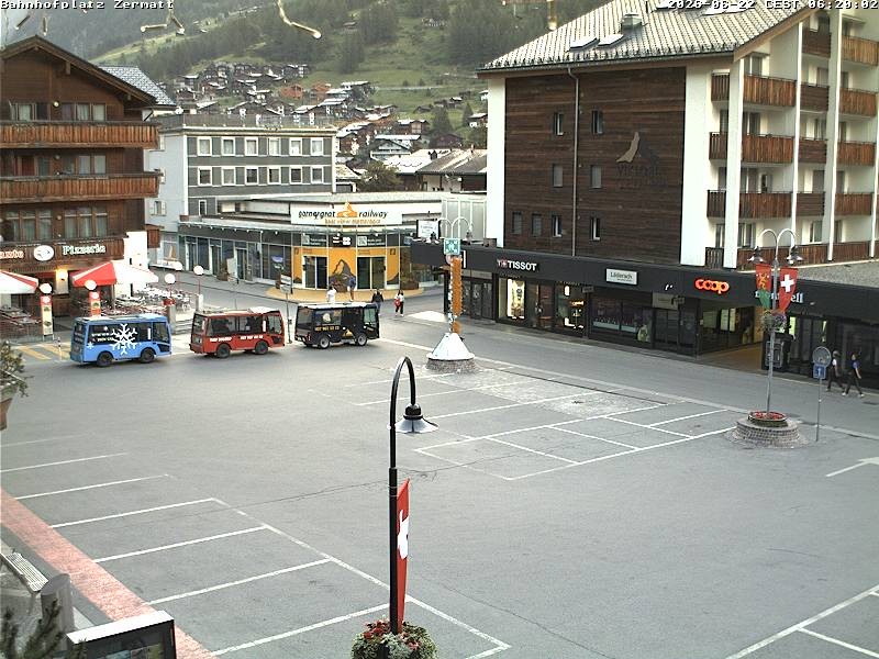 Archiv Foto Webcam Zermatt Bahnhofplatz