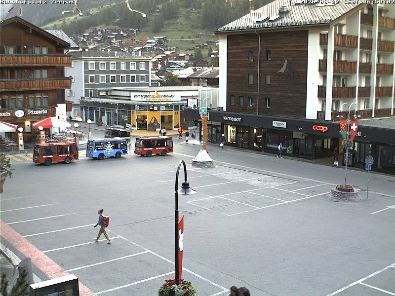 Archiv Foto Webcam Zermatt Bahnhofplatz