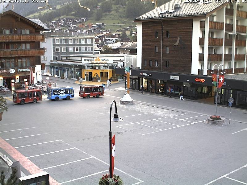 Archiv Foto Webcam Zermatt Bahnhofplatz