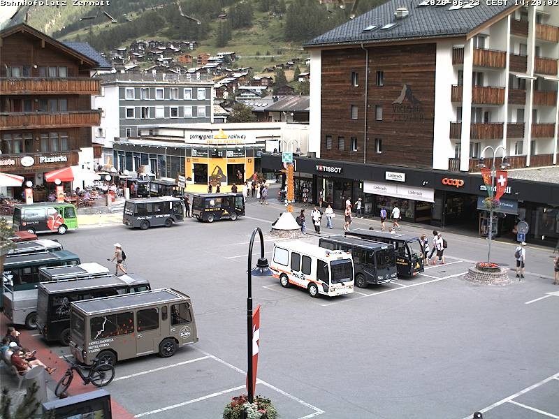 Archiv Foto Webcam Zermatt Bahnhofplatz
