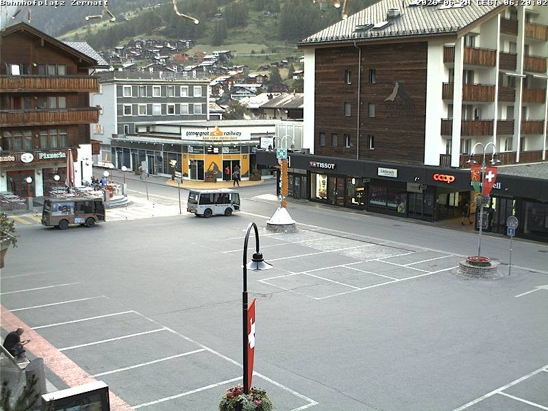 Archiv Foto Webcam Zermatt Bahnhofplatz
